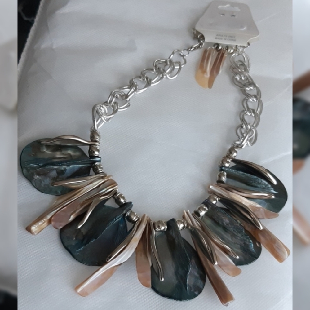 Stunning Shell necklace+ earring set. - Picture 3 of 7